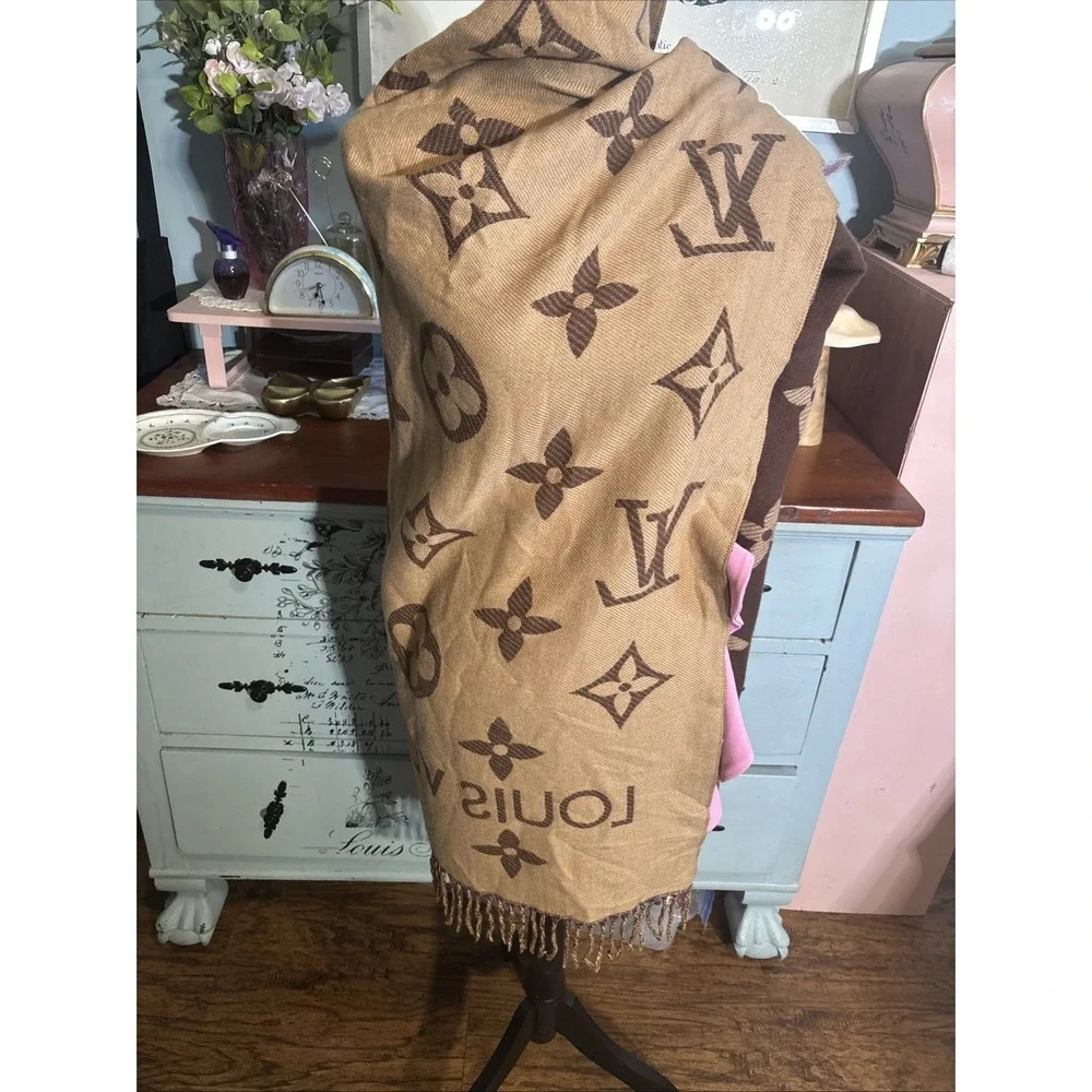 Louis Vuitton 65% Cashmere 35% Silk Monogram Scarf Made in Italy: 73x26